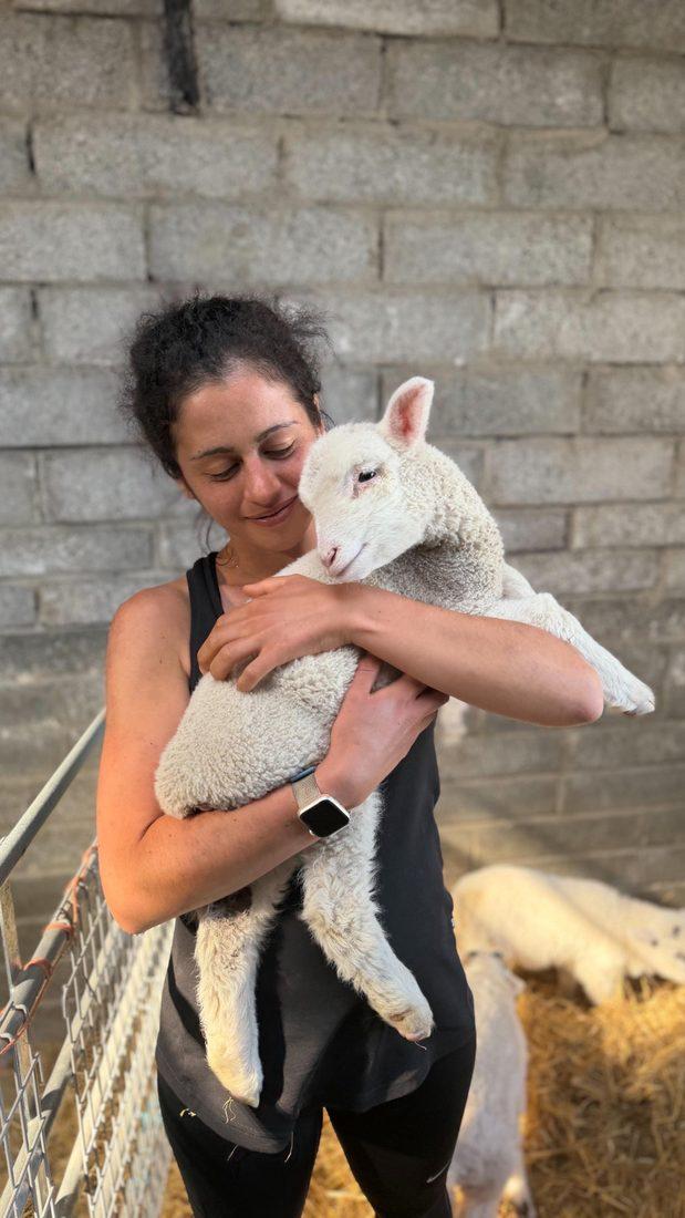 Célia Le Fur tenant un agneau dans ses bras