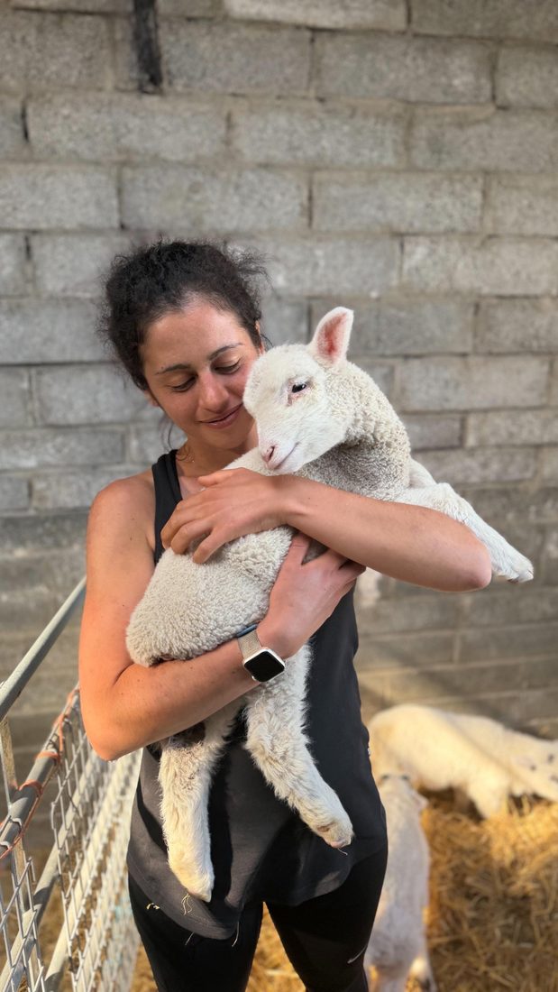 Célia Le Fur tenant un agneau dans ses bras