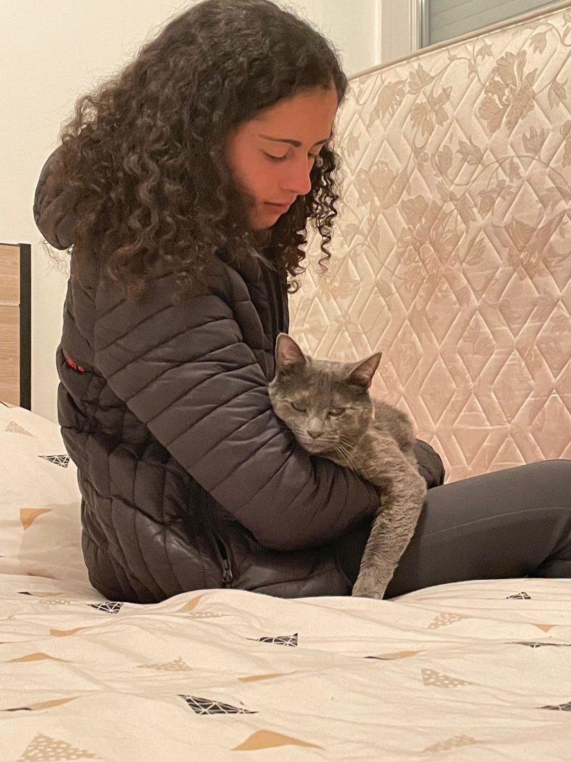 Célia Le Fur tenant un chat gris dans ses bras